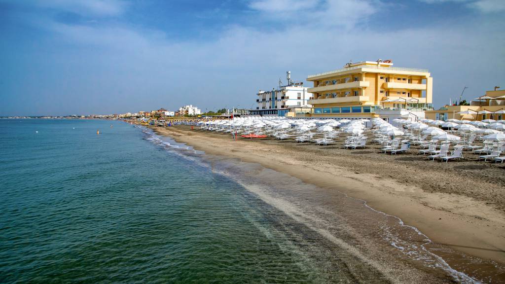 Miramare-Hotel-Latina-building-beach-IMG-6608