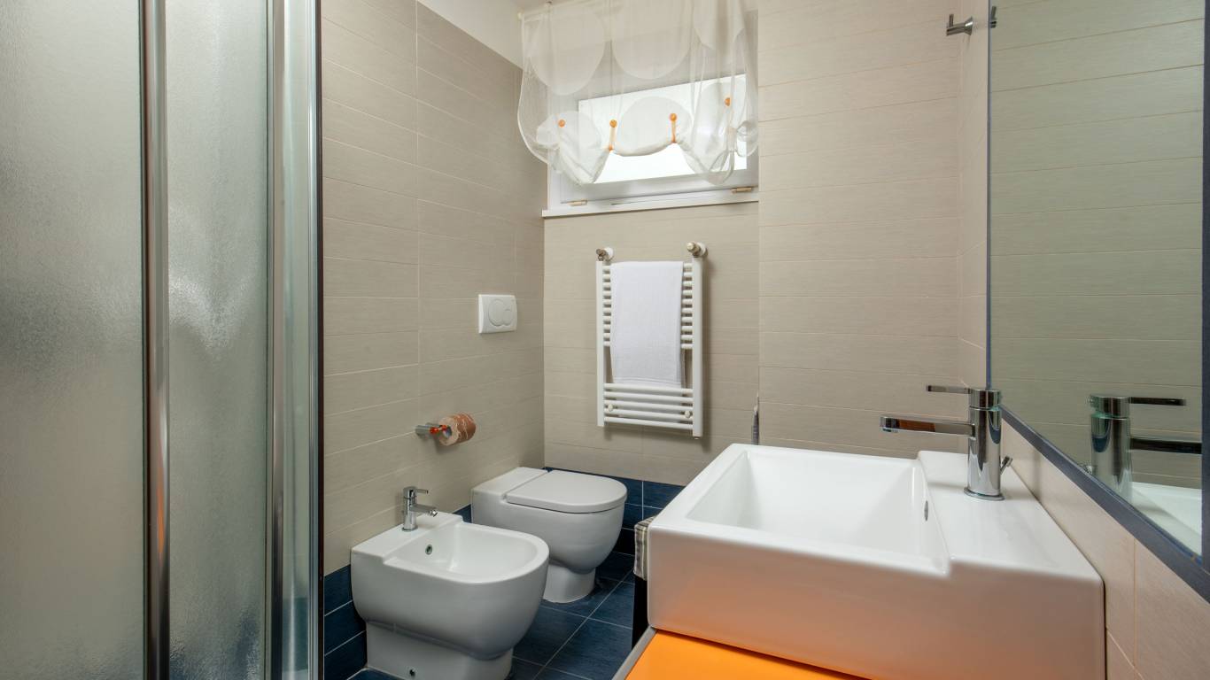 Miramare-Hotel-Latina-bathroom-IMG-6521